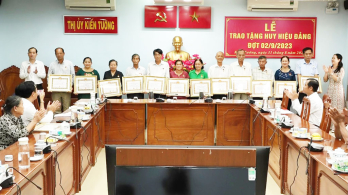 Kiến Tường trao Huy hiệu Đảng đợt 2/9 Kiến Tường trao Huy hiệu Đảng đợt 2/9