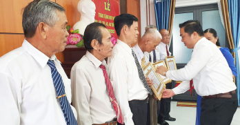 Tân Thạnh trao Huy hiệu Đảng đợt 2/9 Tân Thạnh trao Huy hiệu Đảng đợt 2/9
