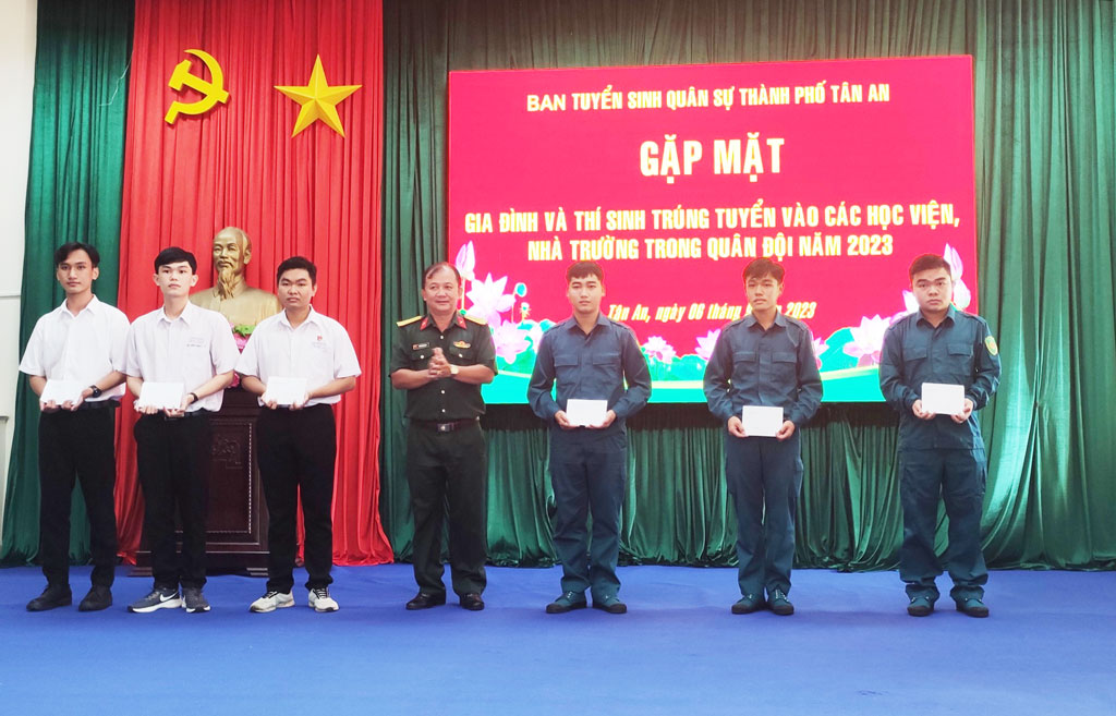 TP.Tân An gặp mặt thí sinh trúng tuyển vào các học viện, nhà trường trong quân đội