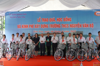 Nguyên Chủ tịch nước - Trương Tấn Sang dự trao quà, học bổng và kinh phí xây dựng Trường THCS Nguyễn Văn Bộ