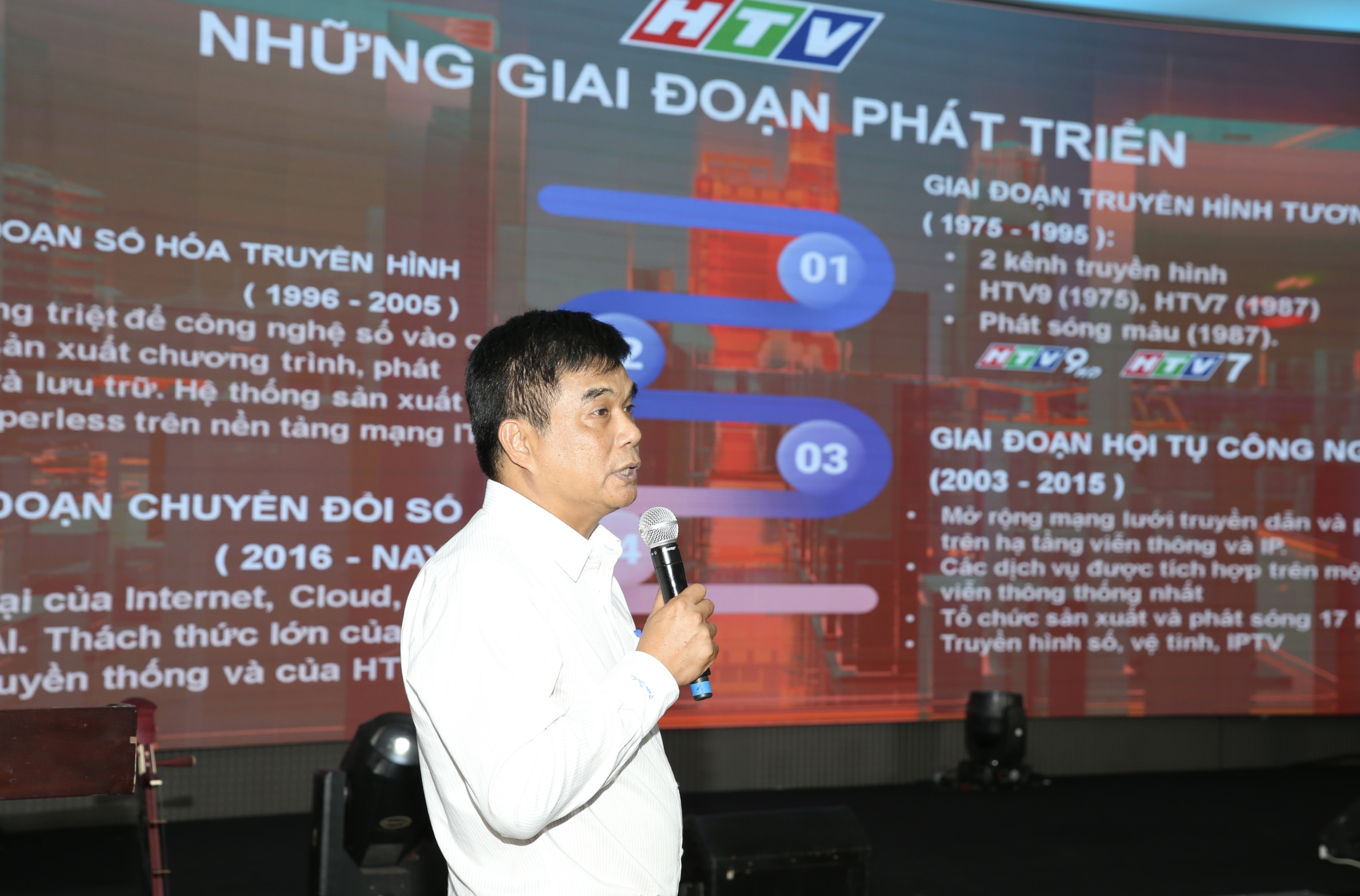 Tổng Giám đốc Đài Truyền hình TP.HCM - Cao Anh Minh với tham luận “HTV và mục tiêu hướng đến môi trường báo chí đa truyền thông