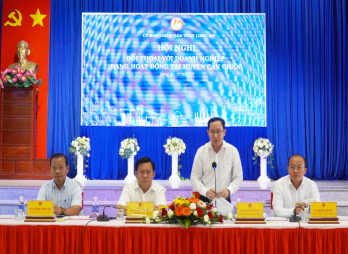 Leaders of Provincial People's Committee dialogue with businesses in Can Giuoc district