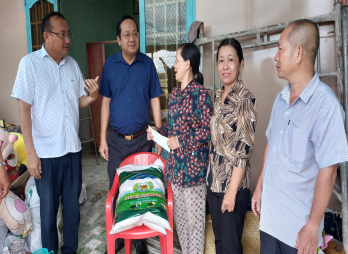 Khắc phục hậu quả thiên tai giúp nông dân ổn định sản xuất Phó Chủ tịch UBND tỉnh Long An - Nguyễn Minh Lâm kiểm tra tình hình khắc phục hậu quả thiên tai tại Châu Thành