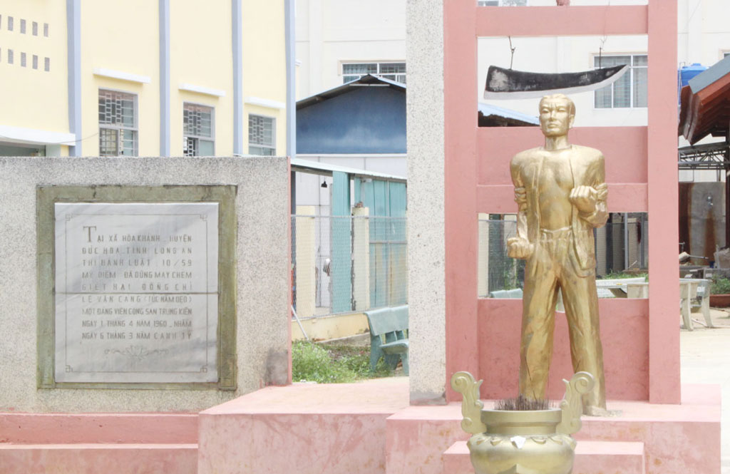 Tượng và bia tưởng niệm sự hy sinh của Anh hùng Lực lượng vũ trang nhân dân Lê Văn Cảng tại đình thần Hòa Khánh (xã Hòa Khánh Nam, huyện Đức Hòa)