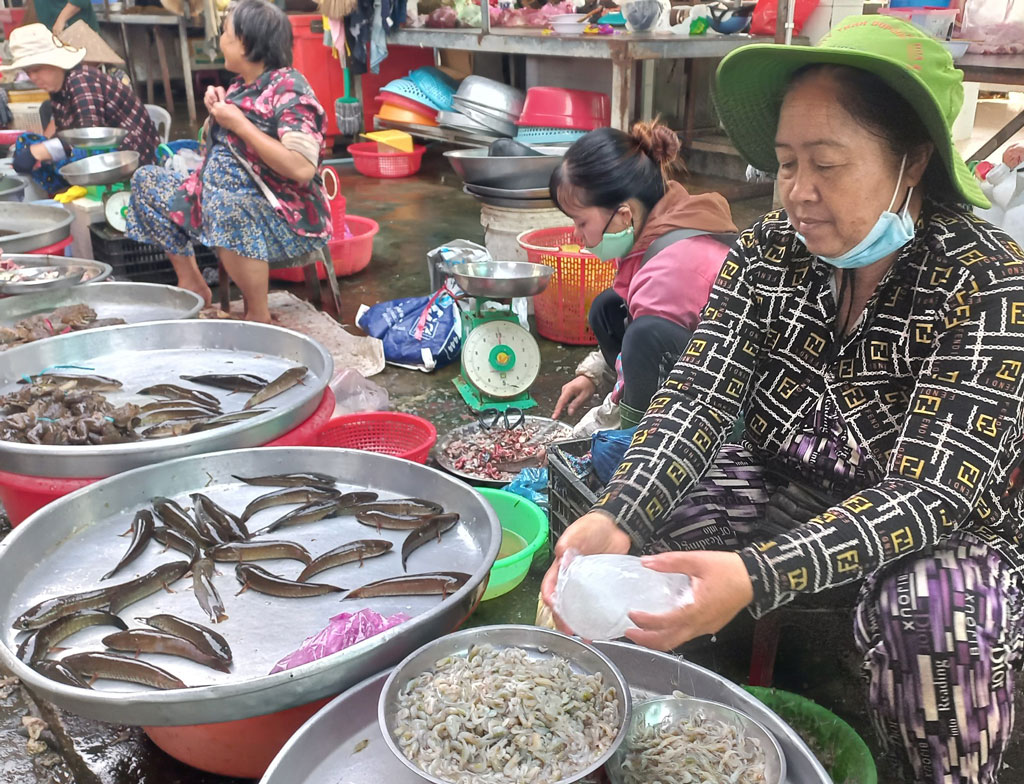 Người dân trông lũ về