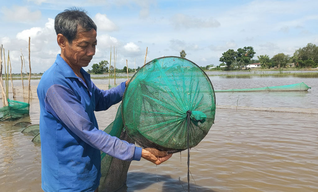 Người dân trông lũ về