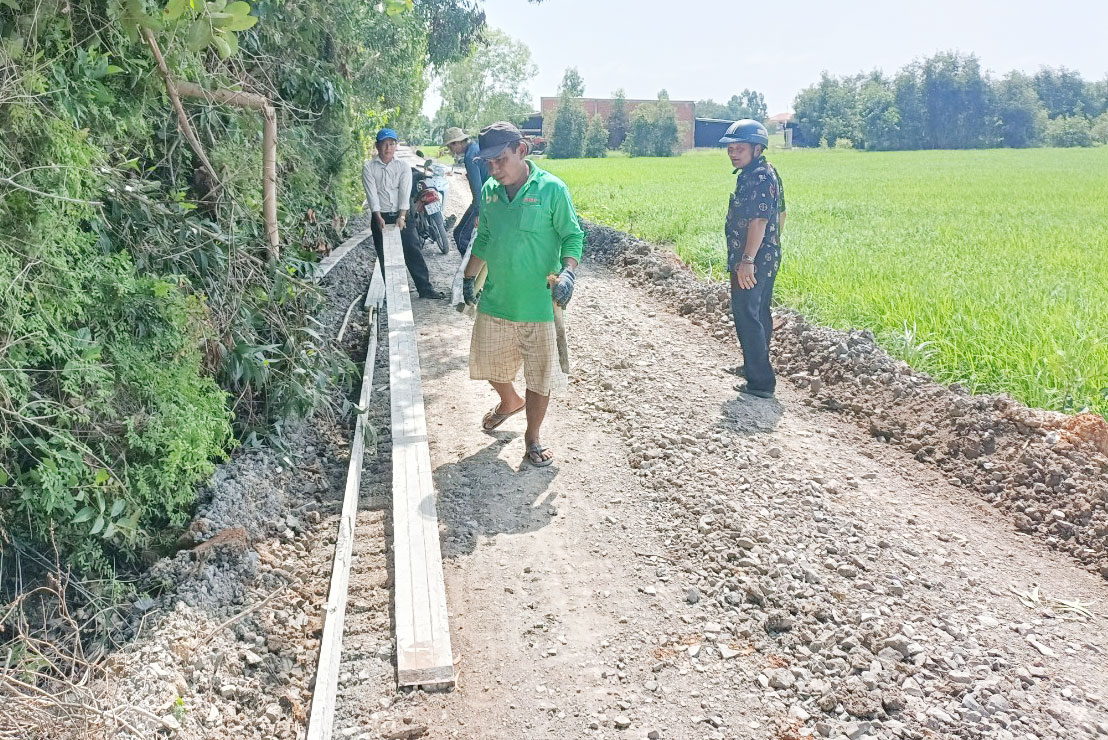 Tuyến kênh nhánh Cầu Sập (khu phố 3, thị trấn Đông Thành, huyện Đức Huệ) được rải đá