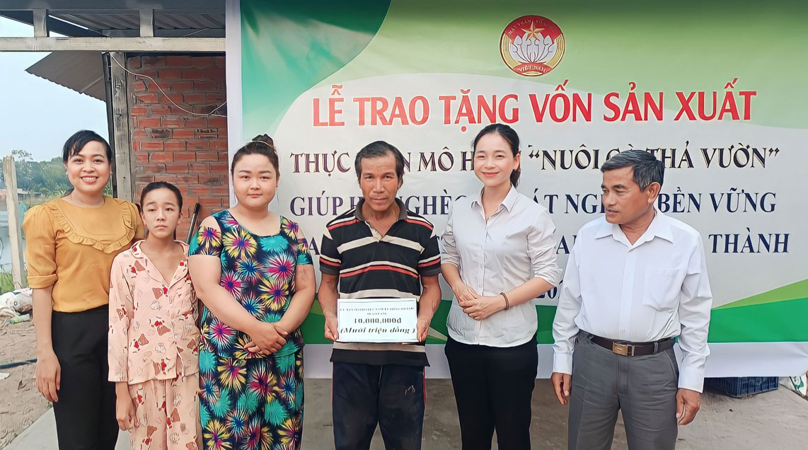 Anh Nguyễn Văn Hận (khu phố 3, thị trấn Đông Thành, huyện Đức Huệ) được hỗ trợ vốn từ mô hình Nuôi gà thả vườn