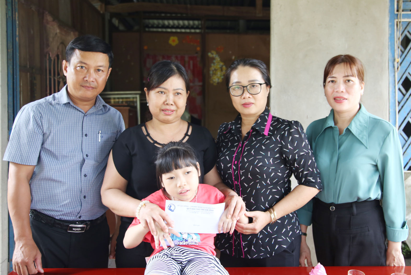 Em Nguyễn Ngọc Bích Trăm (ấp 4, xã Tân Thành, huyện Tân Thạnh) nhận hỗ trợ đột xuất từ Quỹ Bảo trợ trẻ em tỉnh