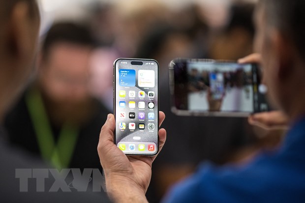 Ra mắt điện thoại iPhone 15 Pro của Apple. (Ảnh: AFP/TTXVN)