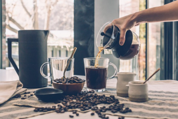 Bác sĩ chia sẻ mẹo uống cà phê sáng giúp kiểm soát đường huyết