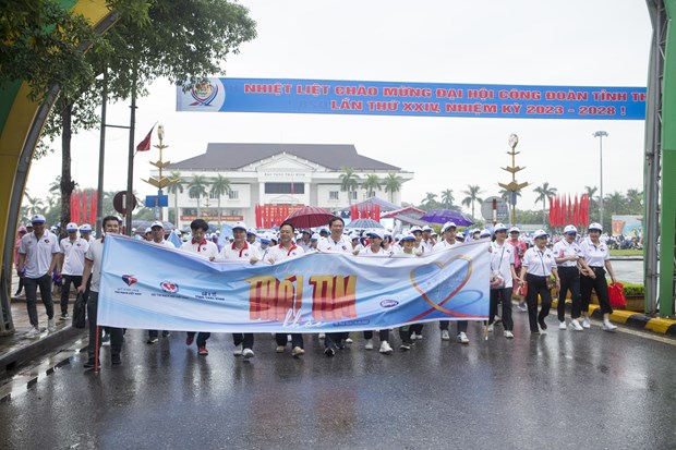 Khoảng 200.000 người Việt Nam tử vong mỗi năm vì bệnh tim mạch Chương trình đi bộ cổ động vì sức khỏe trái tim với sự tham gia của khoảng hơn 2.000 người. (Ảnh: PV/Vietnam+)