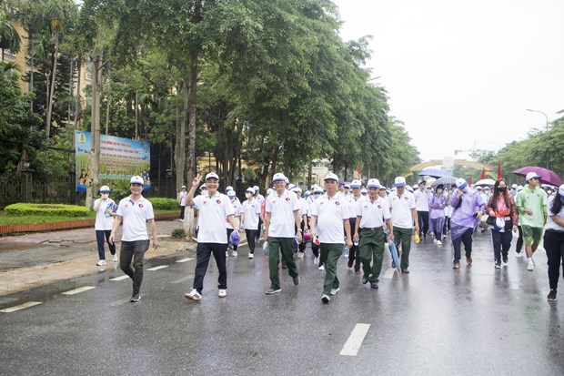 Khoảng 200.000 người Việt Nam tử vong mỗi năm vì bệnh tim mạch Người dân tham gia Chương trình đi bộ cổ động vì sức khoẻ. (Ảnh: PV/Vietnam+)