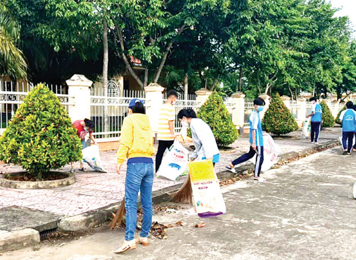 Thị xã Kiến Tường: Góp sức trẻ xây dựng đô thị văn minh Học sinh, đoàn viên tham gia nhặt rác tại Nghĩa trang Liệt sĩ Mộc Hóa - Kiến Tường