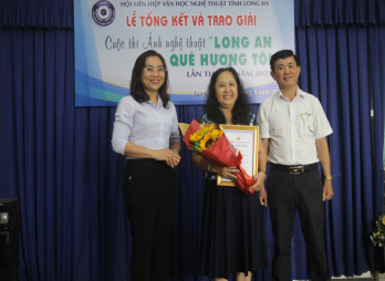 Nghệ sĩ nhiếp ảnh Kiều Oanh đoạt giải nhất và giải đặc biệt cuộc thi Ảnh nghệ thuật 'Long An quê hương tôi' lần thứ 35