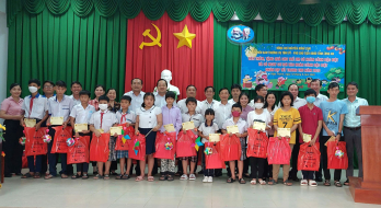 Phó Chủ tịch UBND tỉnh Long An - Nguyễn Minh Lâm trao quà Tết Trung thu cho trẻ em có hoàn cảnh đặc biệt tại Châu Thành