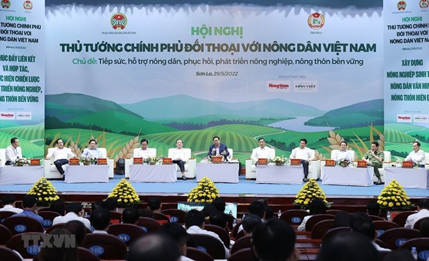 Thủ tướng Phạm Minh Chính và đại diện các bộ đối thoại với nông dân năm 2022. (Ảnh: Dương Giang/TTXVN)