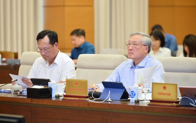 Chánh án TAND tối cao Nguyễn Hòa Bình (phải) tại phiên thảo luận