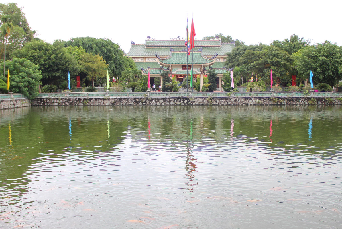 Hồ Tịnh Quang với làn nước trong xanh góp phần tạo nên không gian thoáng mát cho Văn miếu Trấn Biên