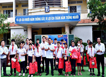 Phó Chủ tịch UBND tỉnh - Huỳnh Văn Sơn tặng quà trung thu cho học sinh Trường THCS Lý Tự Trọng