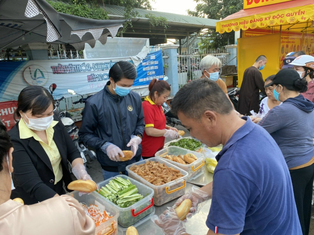 Ấm lòng những suất ăn nghĩa tình Nhóm Thiện nguyện Gieo Duyên phát bánh mì chay và nước suối tại Trung tâm Y tế huyện Bến Lức