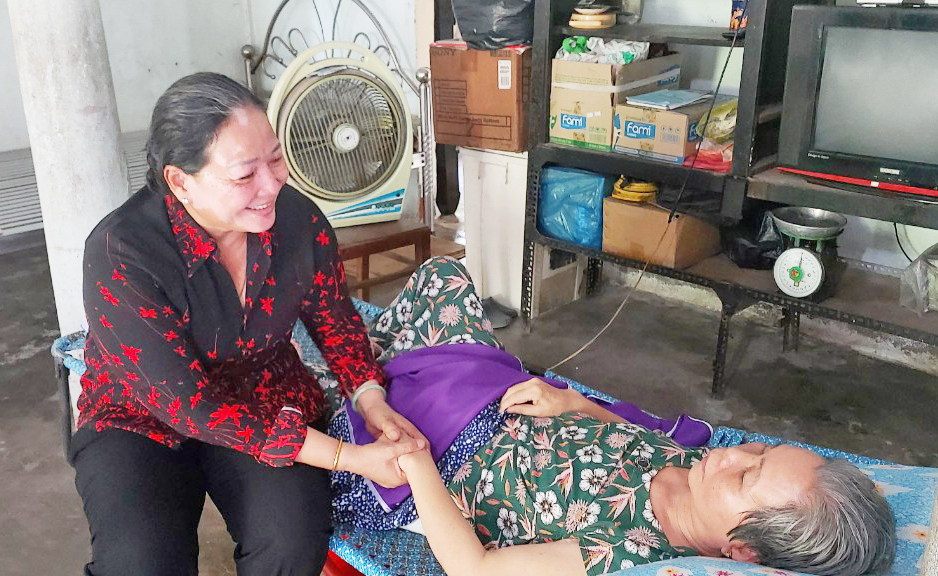 Bà Nguyễn Thị Kim Lan đến thăm và trao tiền hỗ trợ của mạnh thường quân cho bà Võ Thị Lệ Hằng (ảnh: nhân vật cung cấp)