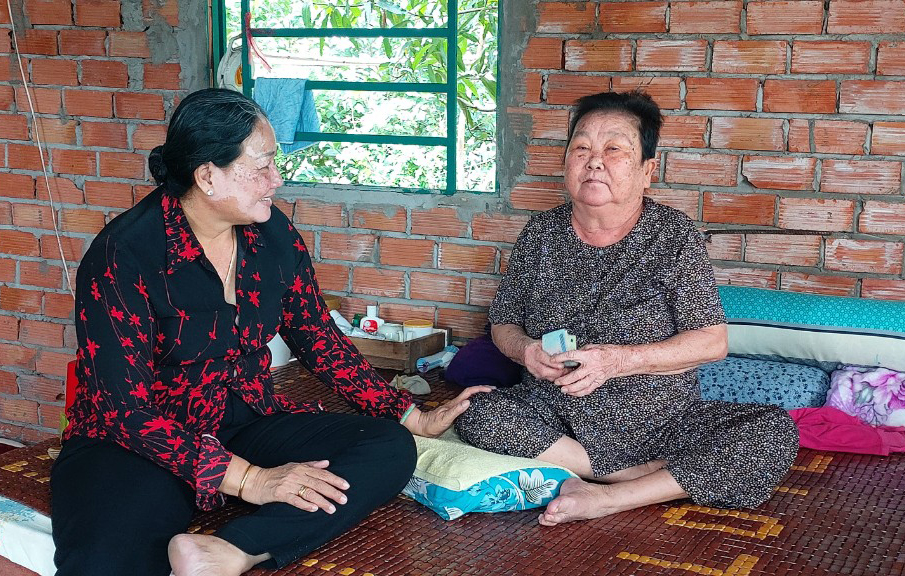 Bà Nguyễn Thị Kim Lan đến thăm và trao tiền hỗ trợ của mạnh thường quân cho người cao tuổi trong xã (Ảnh: Nhân vật cung cấp)