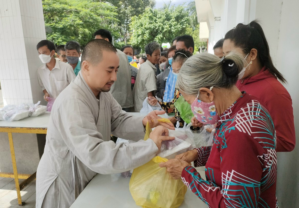 Ấm lòng những suất ăn nghĩa tình Những suất cơm ấm nóng, kịp chuyển đến các bệnh nhân