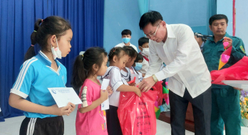 Trưởng ban Nội chính Tỉnh ủy - Nguyễn Thành Vững tặng quà trung thu cho trẻ em huyện Tân Hưng