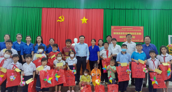 Phó Bí thư Thường trực Tỉnh ủy trao quà trung thu cho trẻ em tại TP.Tân An