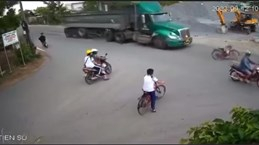 Tây Ninh: Cậu bé lớp 4 thoát chết trước đầu xe container