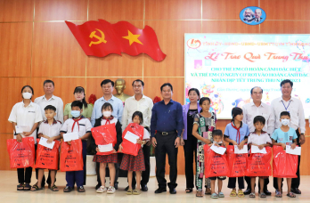 Chủ tịch UBMTTQ Việt Nam tỉnh - Trương Văn Nọ tặng quà trung thu cho trẻ em có hoàn cảnh đặc biệt tại Cần Đước