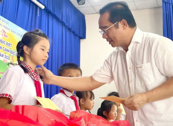 Bí thư Tỉnh ủy - Nguyễn Văn Được tặng quà trung thu cho trẻ em huyện Thủ Thừa và Bến Lức