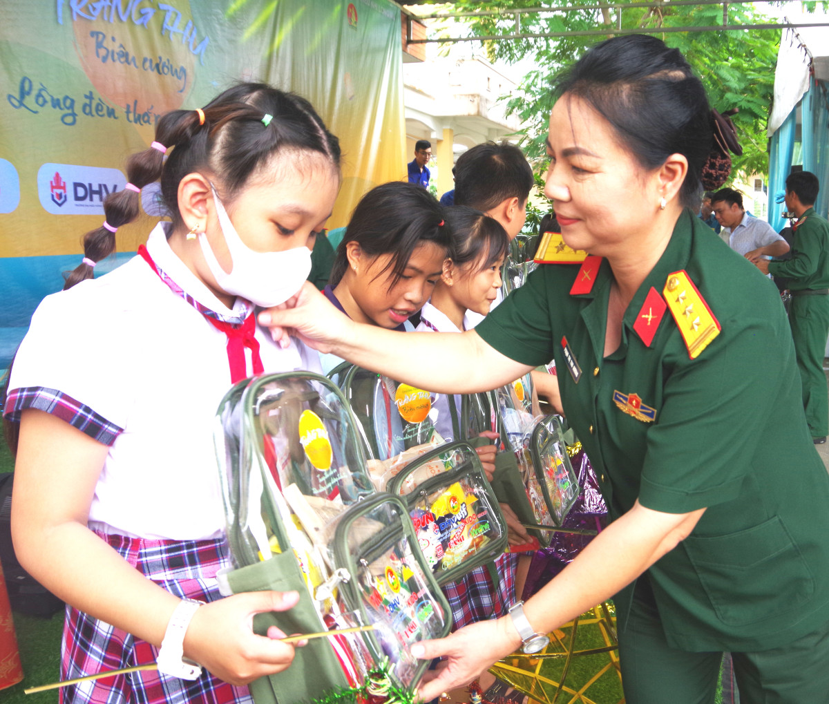 Mang yêu thương đến với trẻ em vùng biên