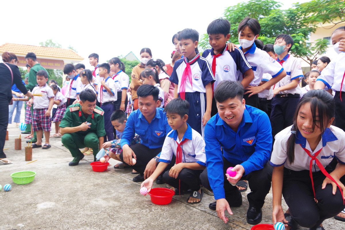 Các em thiếu nhi tham gia trò chơi dân gian