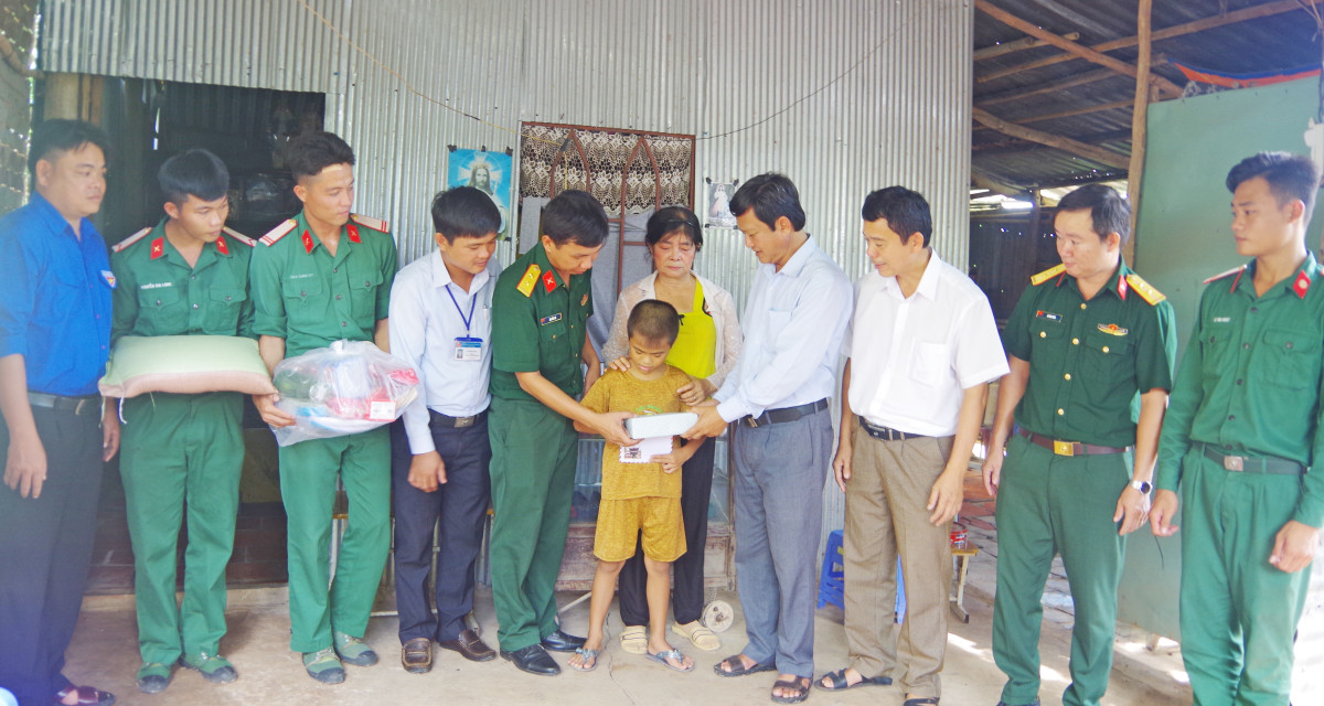 San sẻ khó khăn với học sinh nghèo Cán bộ, chiến sĩ Đại đội Bộ binh, Ban Chỉ huy Quân sự huyện Vĩnh Hưng tặng quà cho học sinh mà đơn vị nhận đỡ đầu