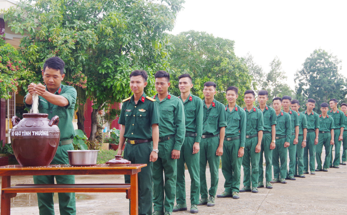 San sẻ khó khăn với học sinh nghèo Mô hình khởi đầu Hũ gạo tình thương nâng bước học trò nghèo