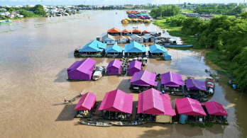 Độc đáo làng bè '7 sắc cầu vồng' mới xuất hiện ở An Giang