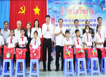 Phó Chủ tịch UBND tỉnh Long An - Huỳnh Văn Sơn tặng quà Trung thu cho trẻ em huyện Đức Huệ