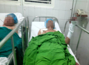 4 cha con bị chém phải nhập viện