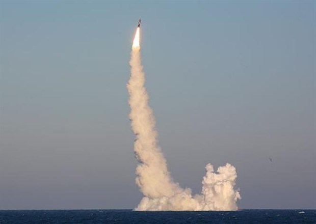 Tên lửa đạn đạo Bulava được phóng từ tàu ngầm hạt nhân Generalissimus Suvorov của Nga trên Biển Trắng, ngày 3/11/2022. (Ảnh: Archive/TTXVN)