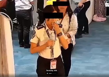 Hình ảnh đang gây xôn xao: Một nữ nhân viên an ninh sân bay trộm tiền của khách, nuốt vào bụng