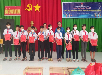 Đoàn viên thanh niên tặng quà Trung thu cho trẻ em tại huyện Tân Thạnh