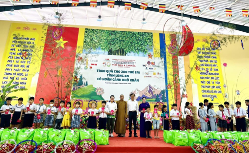Trao 200 phần quà Trung thu cho trẻ em có hoàn cảnh khó khăn tại Đức Hòa Trao 200 phần quà Trung thu cho trẻ em có hoàn cảnh khó khăn tại Đức Hòa