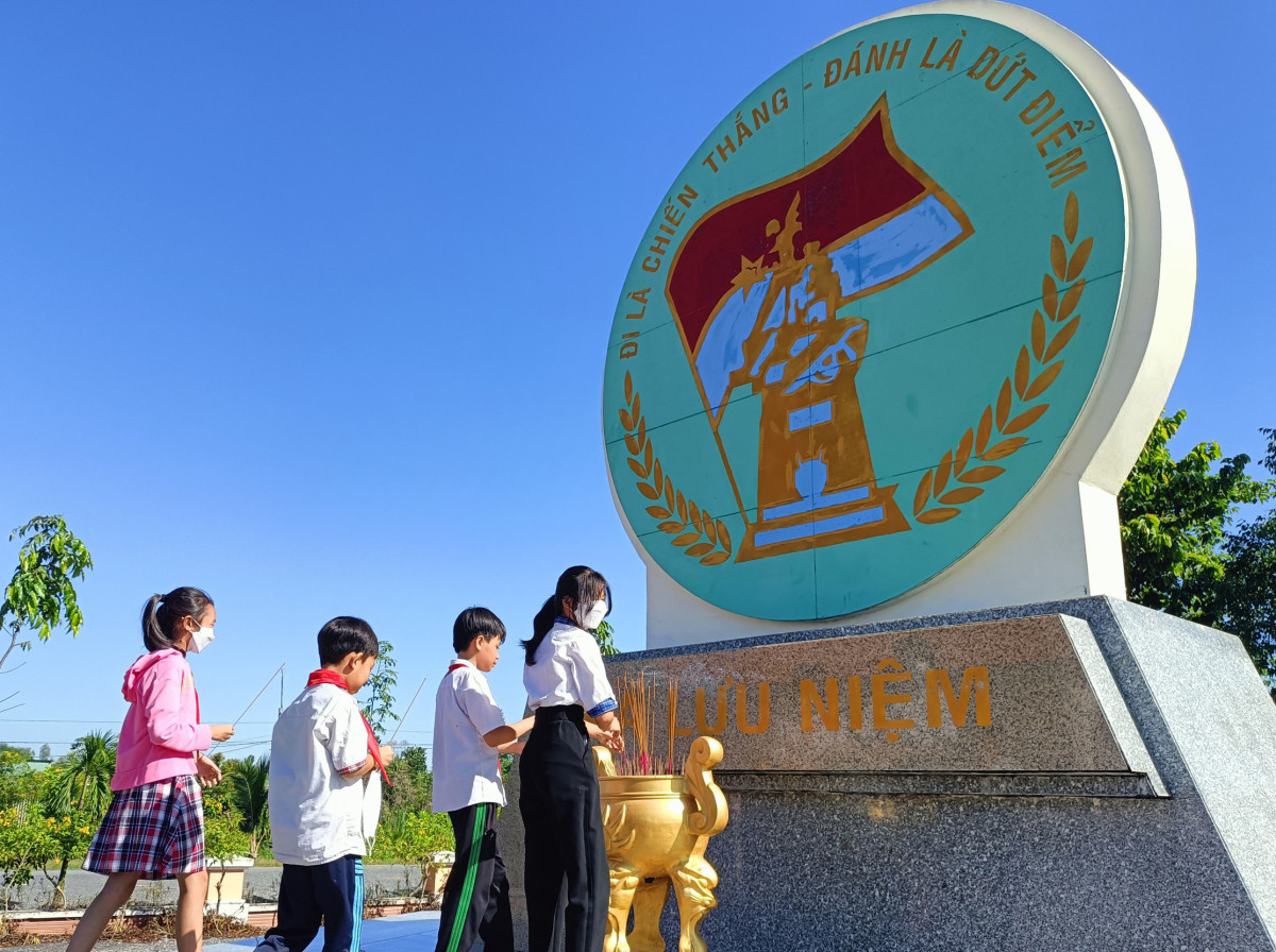 Vào các dịp lễ, tết, Đoàn xã Tân Hiệp, huyện Thạnh Hóa tổ chức cho đoàn viên, học sinh đến thắp hương, ôn lại truyền thống tại Khu lưu niệm Tiểu đoàn 261 - Giron
