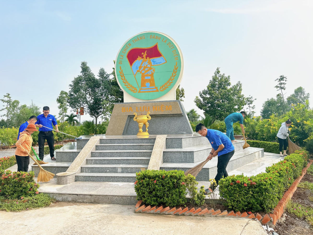 Đoàn viên, thanh niên tham gia dọn vệ sinh tại khu lưu niệm Tiểu đoàn 261-Giron