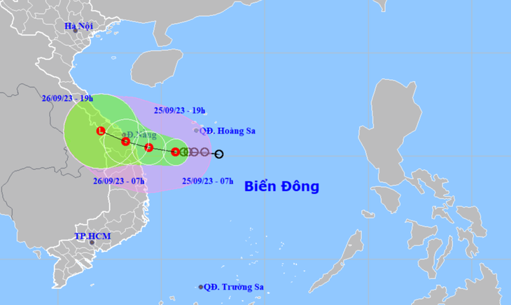 Áp thấp nhiệt đới cách bờ hơn 200km, miền Trung đang mưa lớn