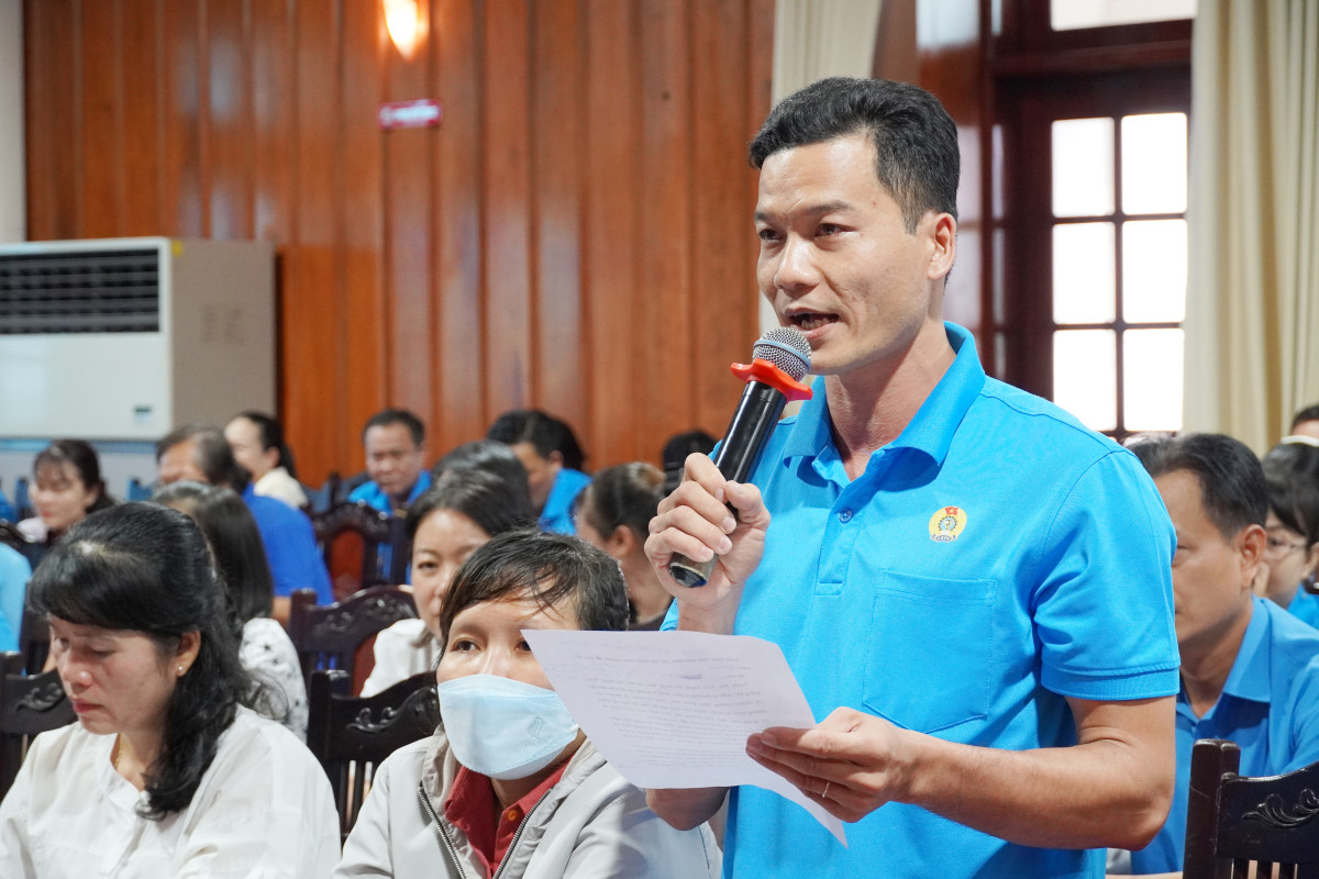 Công nhân, lao động lo sợ vì ‘tín dụng đen’ Trong cuộc đối thoại giữa lãnh đạo UBND tỉnh với công nhân, lao động, anh Trần Văn Nam (công nhân Công ty TNHH Giầy Ching Luh Việt Nam (huyện Bến Lức)) bức xức tình trạng “tín dụng đen” và đòi nợ thuê