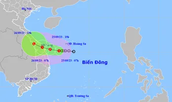 Áp thấp nhiệt đới cách bờ hơn 200km, miền Trung đang mưa lớn