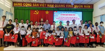 Tặng quà trung thu cho trẻ em nghèo huyện Vĩnh Hưng